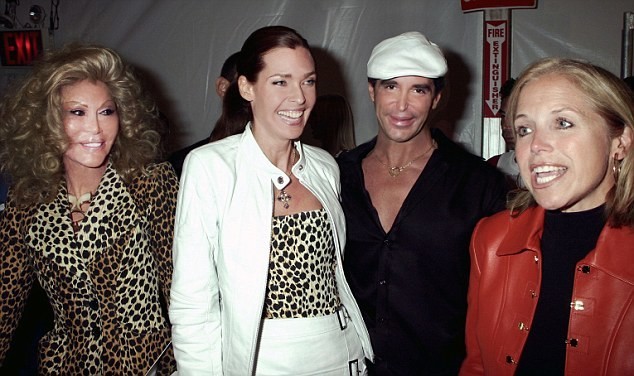Пара с моделью Кэрол Альт и телеведущей Кэти Курик, 2004 год