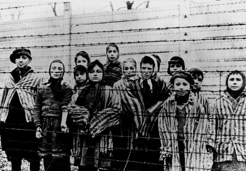 Группа детей, освобожденных из концлагеря Освенцим. Польша. 02.1945г.