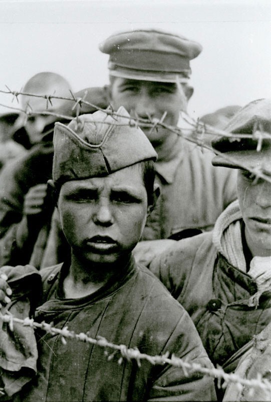 Группа советских военнопленных за колючей проволокой