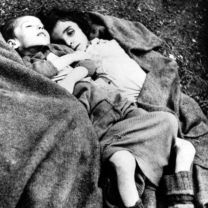 Тела двух детей-узников перед похоронами. Концлагерь Берген-Бельзен. 17.04.1945г.