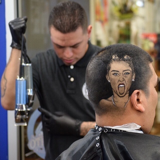 Парикмахер создает объемные портреты из волос клиентов