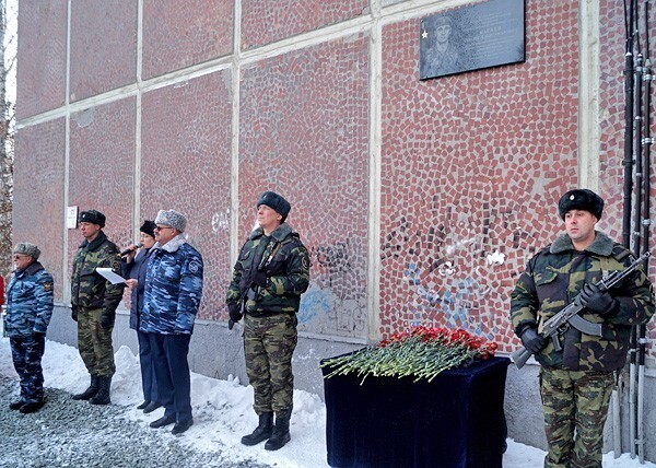 В Екатеринбурге открыли мемориальную доску памяти Героя России Сергея Багаева