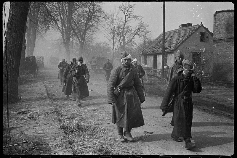 Своим ходом на перевязку. Германия, р-н Зееловских высот. Апрель, 1945 год