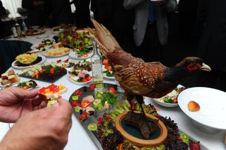 Пока в российских ресторанах стараются «распушить хвост», в других странах хотят просто сытно накормить Фото: Евгения ГУСЕВА  