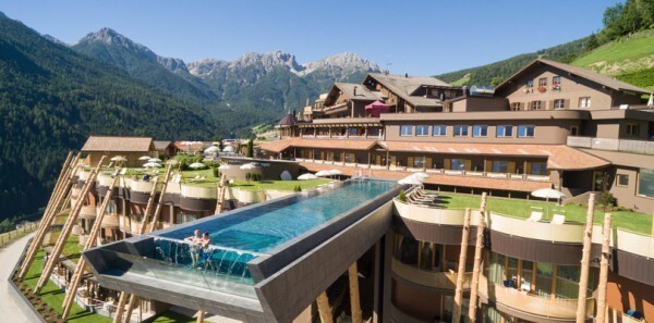 В Италии появился экстремальный бассейн с видом на Альпы