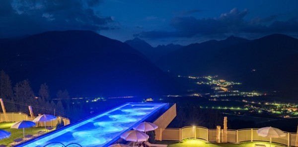 В Италии появился экстремальный бассейн с видом на Альпы