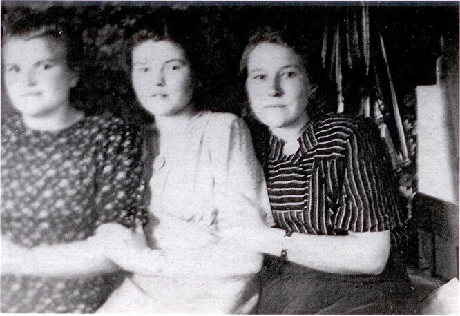 Анна Григорьевна Фольц (в центре) приехала в тюменские болота из Подмосковья в 1950 году