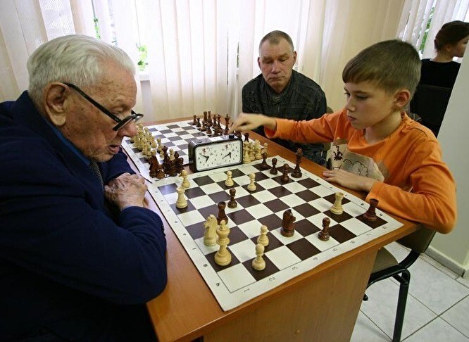 Рудольф Фольц (слева) прославился страстью к шахматам и стал почетным гражданином района