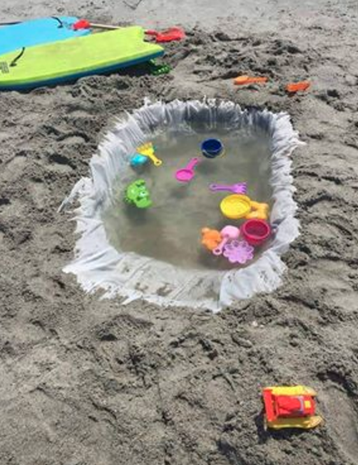 Старую занавеску для ванной или одноразовую скатерть легко превратить в детский бассейн на песчаном пляже. 