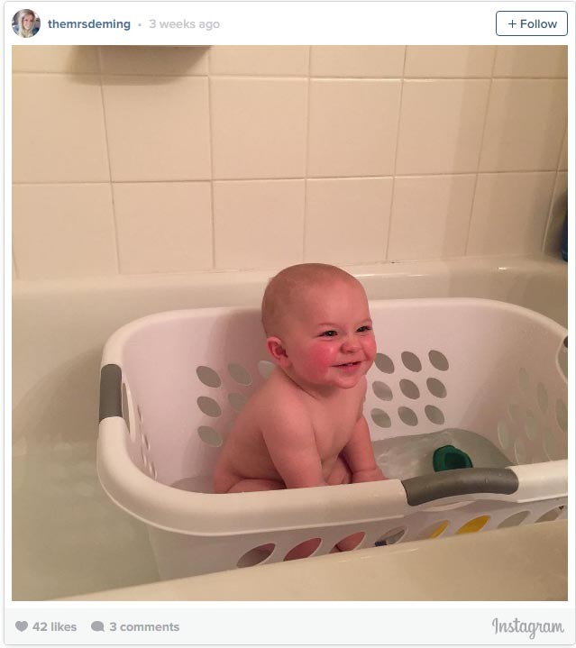 Искупать малыша в большой ванне и позволить ему вдоволь наплескаться