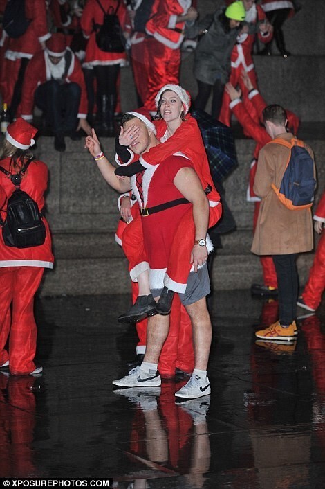 В Лондоне начались веселые пред-рождественнские парады Санта Клаусов: безудержное веселье и пьянство
