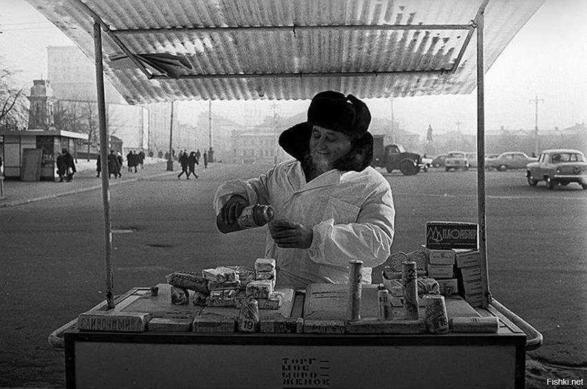 Мороженщик у Белорусского вокзала, 1968 год