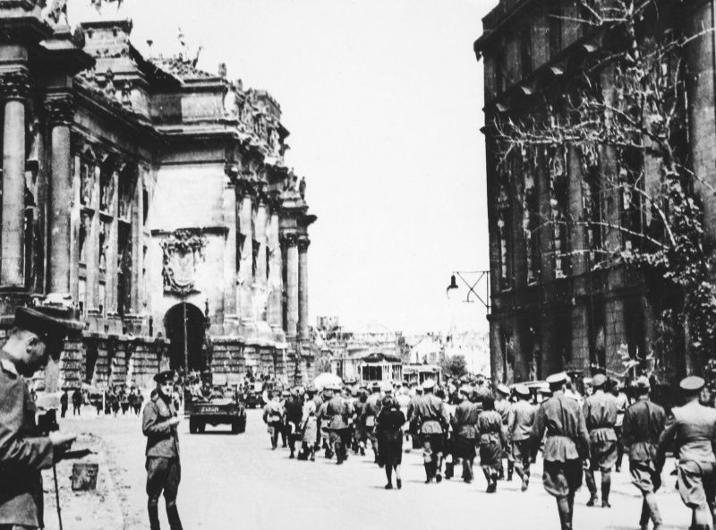 "Автографы" советских солдат на стенах Рейхстага - еще один символ Победы