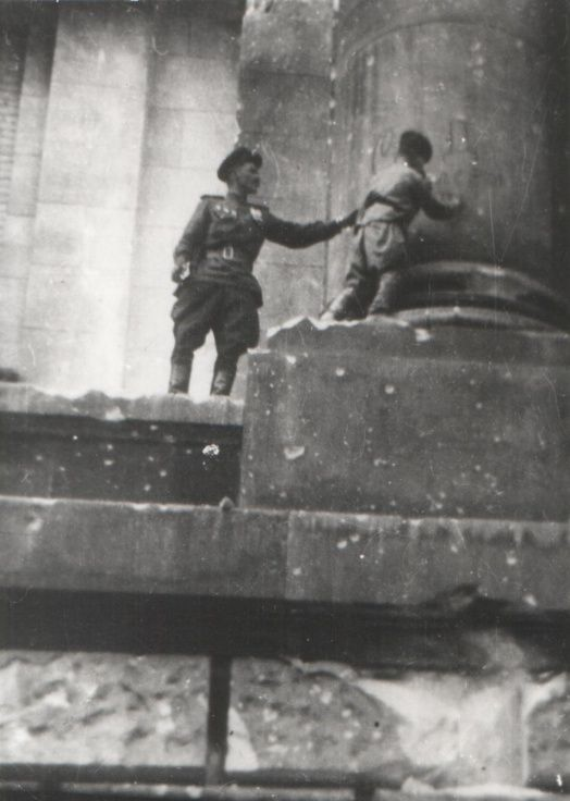 "Автографы" советских солдат на стенах Рейхстага - еще один символ Победы