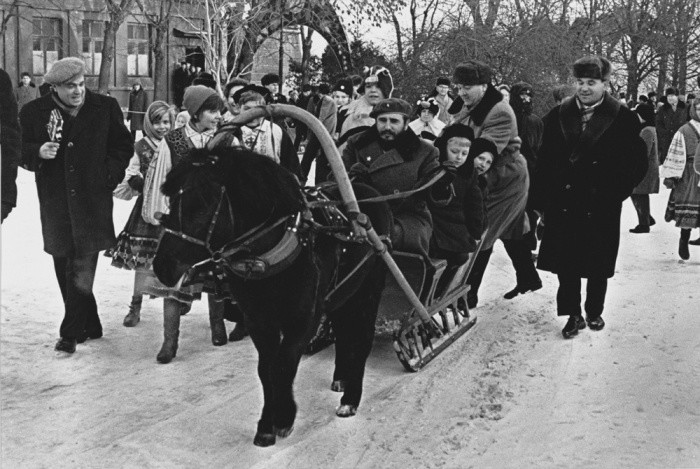 Фидель Кастро катает советских детей по улицам Москвы, 14 января 1964 года, СССР