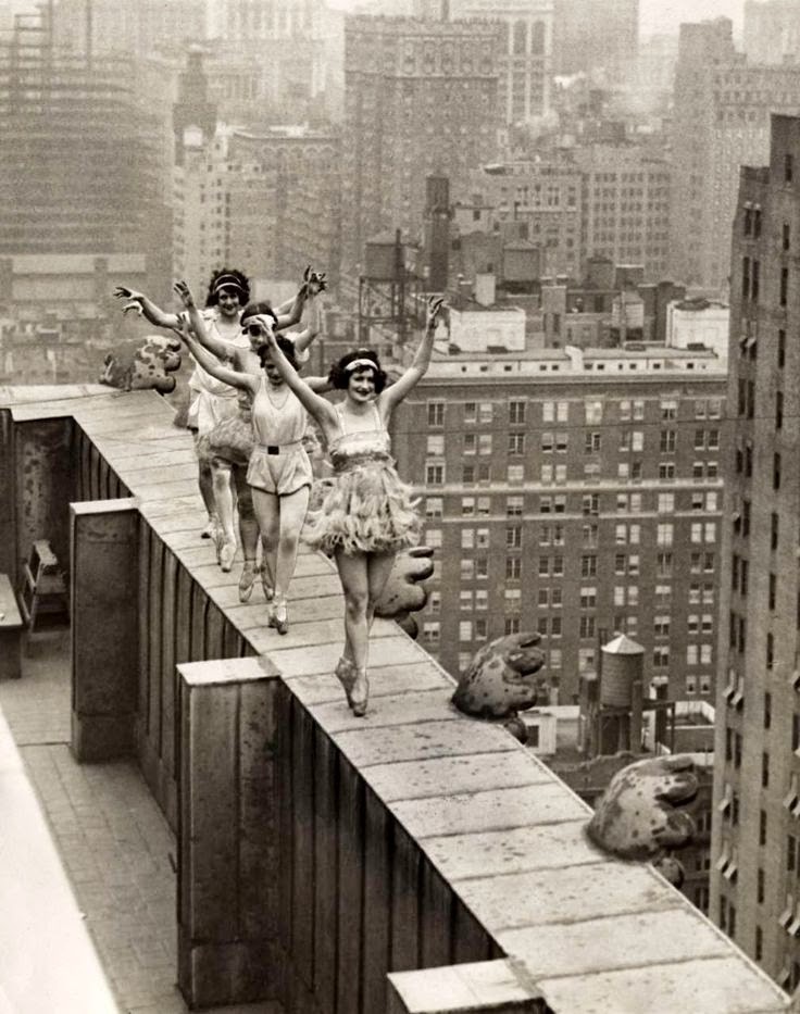 Балерины танцуют на краю небоскреба в Нью-Йорке, 1925 год