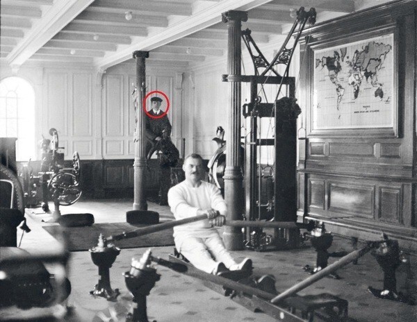 А искомое фото в книге подписано - Лоренс Бизли оседлал «коня» в гимнастическом зале «Титаника».