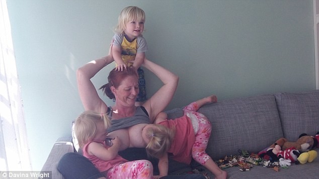 47-летняя мать продолжает кормить грудью пятилетних тройняшек
