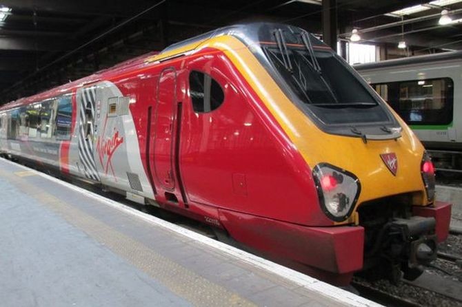 Скорый поезд Virgin снес легковушку на железнодорожном переезде