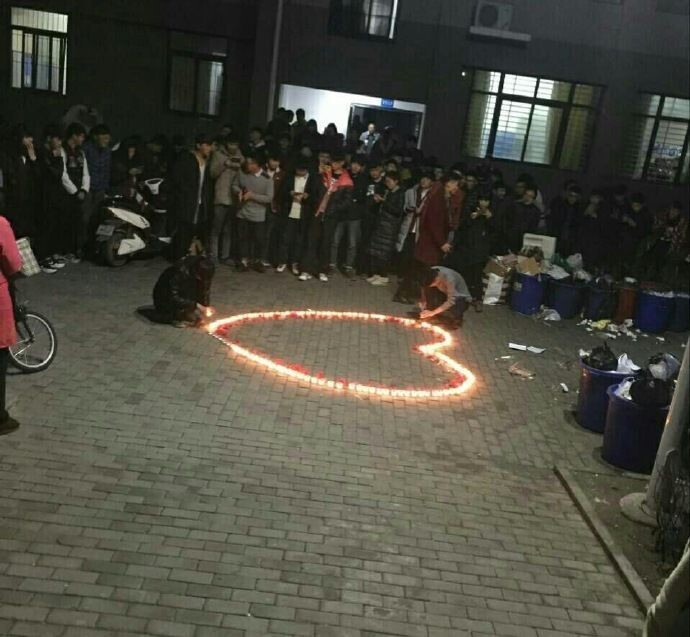 Студент из Китая хотел красиво признаться в любви, но его опередили охранники с огнетушителем