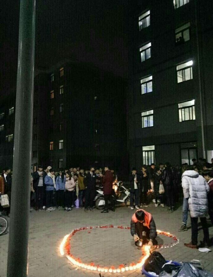 Студент из Китая хотел красиво признаться в любви, но его опередили охранники с огнетушителем