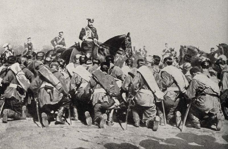 Николай II с иконой благословляет солдат, 1904-1905.