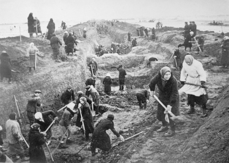 Мирные жители роют противотанковый ров под Москвой, 1941 год  