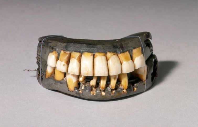 Вставные зубы Джорджа Вашингтона, хранящиеся в его поместье Маунт-Вернон близ города Александрия, штат Вирджиния