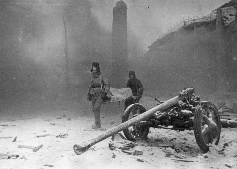 Эвакуация раненых советских солдат. Завод «Баррикады», Сталинград, декабрь 1942 года  