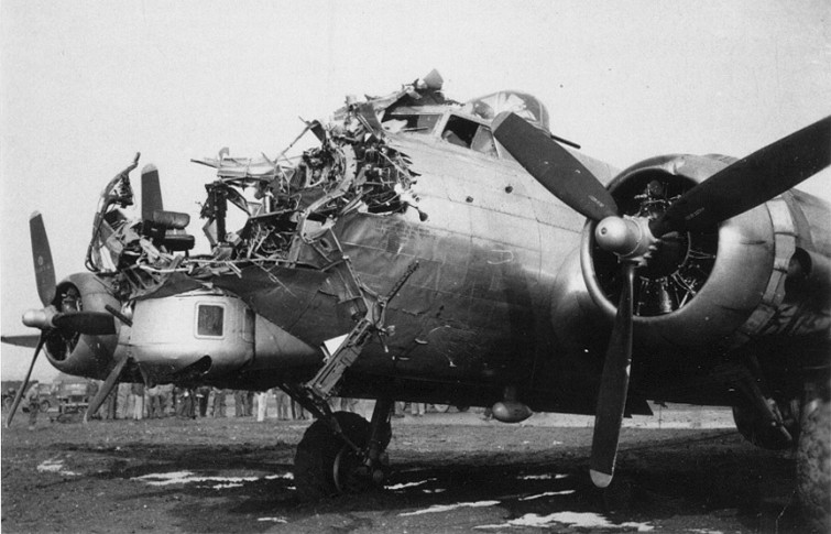 Поврежденный В-17, сумевший вернуться на базу после бомбардировки, 1944 год  