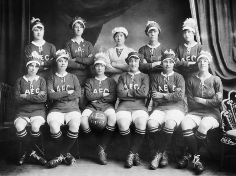Женская футбольная команда при одной из фабрик английской автомобильной компании Associated Equipment Company, 1918 год  