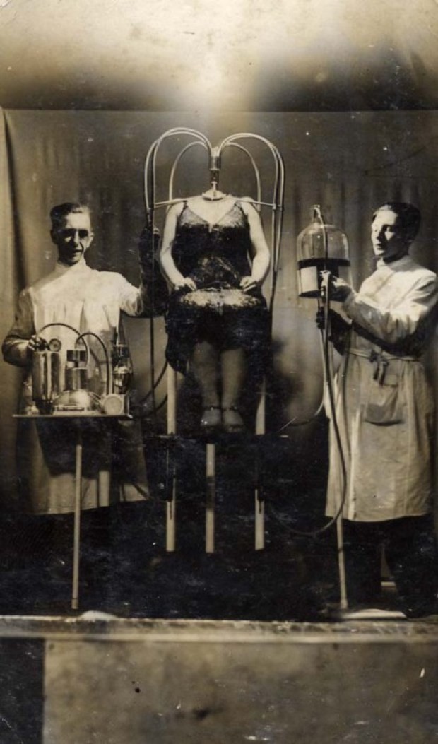 Женщина-без-Головы, которую демонстрировал профессор Ханеман в цирке городв Блэкпул, 1938-39 годы