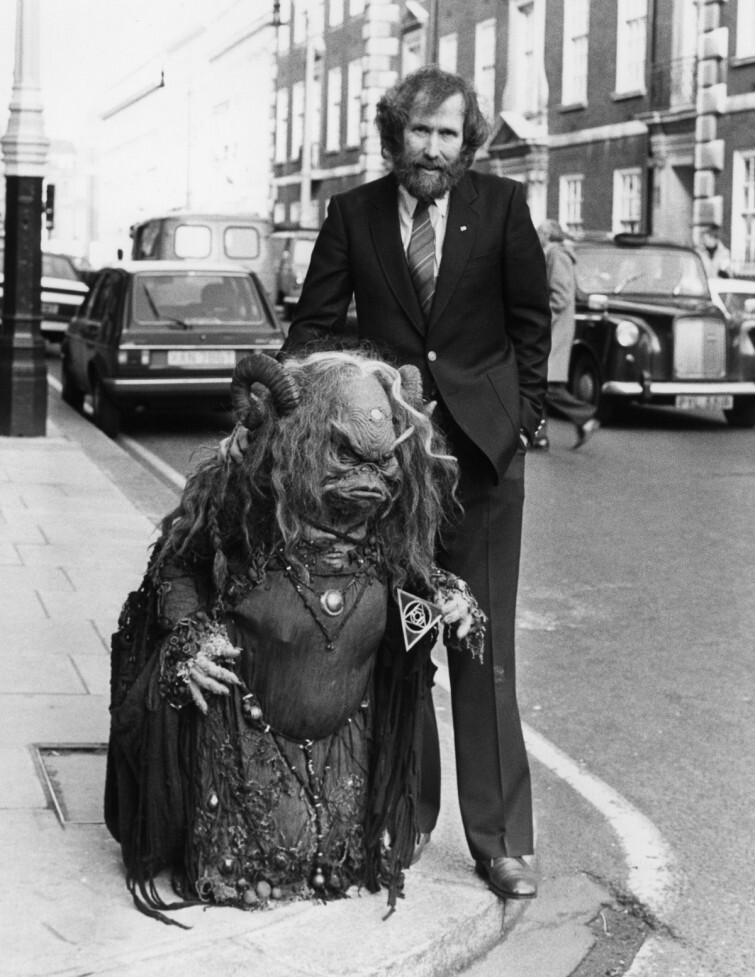 Джим Хенсон с куклой идет на премьеру фильма " Темный Кристалл", Великобритания, 1982 год  