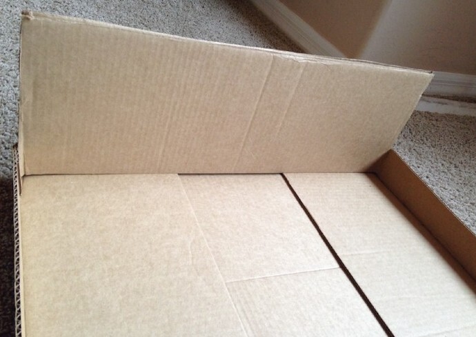 Шаг 4: поставьте одну из срезанных створок в коробку. Обрежьте всё, что превышает высоту стенок коробки (те самые 5-10 см).  