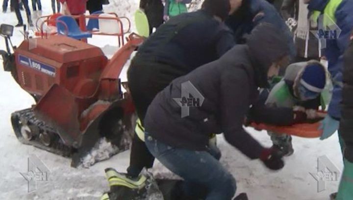 В Мытищах снегоуборочная машина сломала ноги ребенку