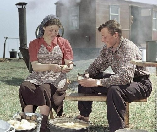 Целинники готовят обед у полевой кухни, 1 мая 1955.