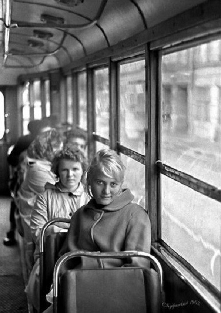 Девушка в троллейбусе или трамвае, 1962 год