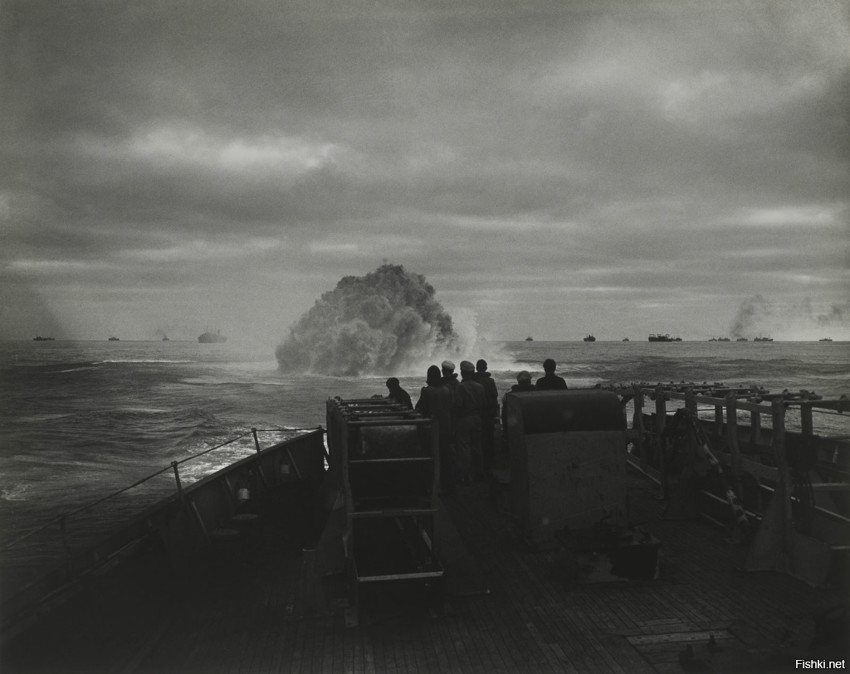 Корабль службы береговой охраны США, Спенсер Каттер, взрывает нацистскую подв...