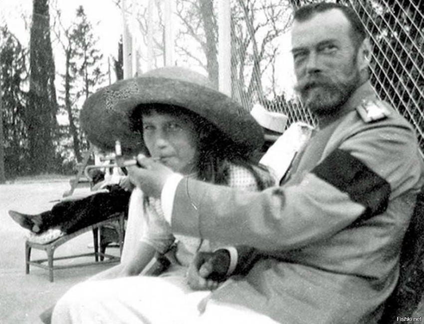 Царь Николай II шутливо позволяет его дочери, великой княгине Анастасии, курить