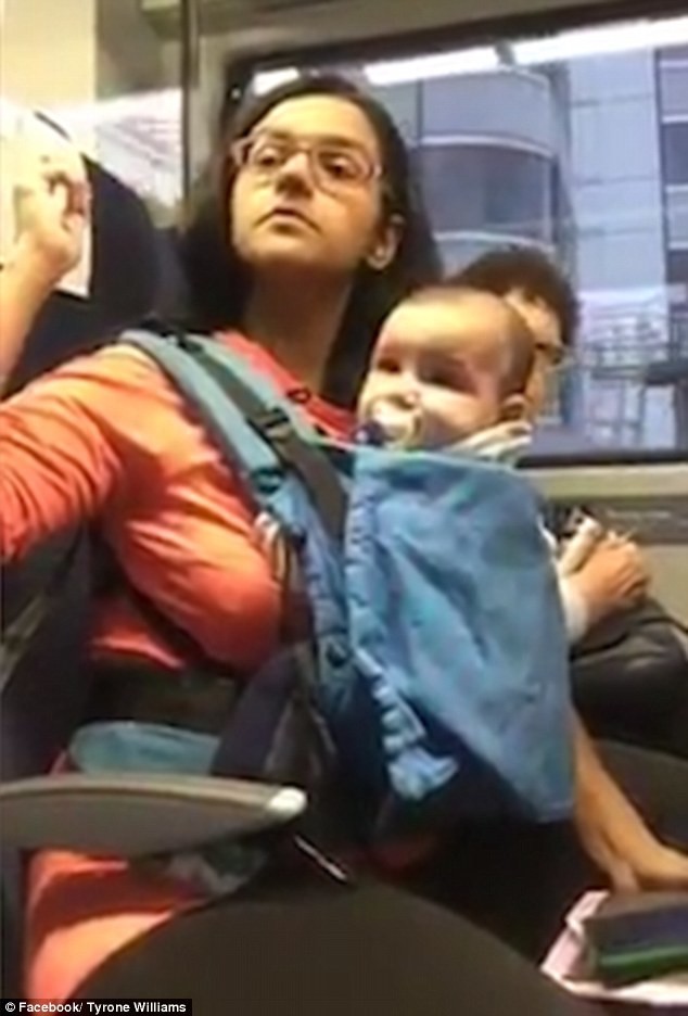 Пассажиры вагона первого класса не захотели пускать женщину с ребенком