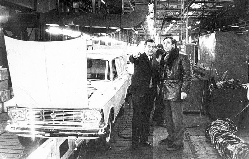 Юрий Никулин во время посещения завода АЗЛК (1971-й год): на конвейере — редкий грузовой фургон Москвич-434