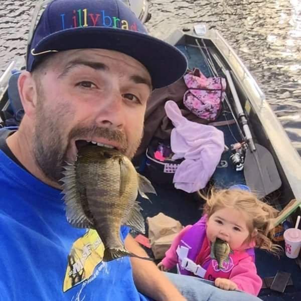 Папа с дочкой на рыбалке 
