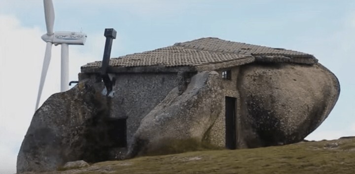Дом между четыремя гигантскими волунами в Португалии   