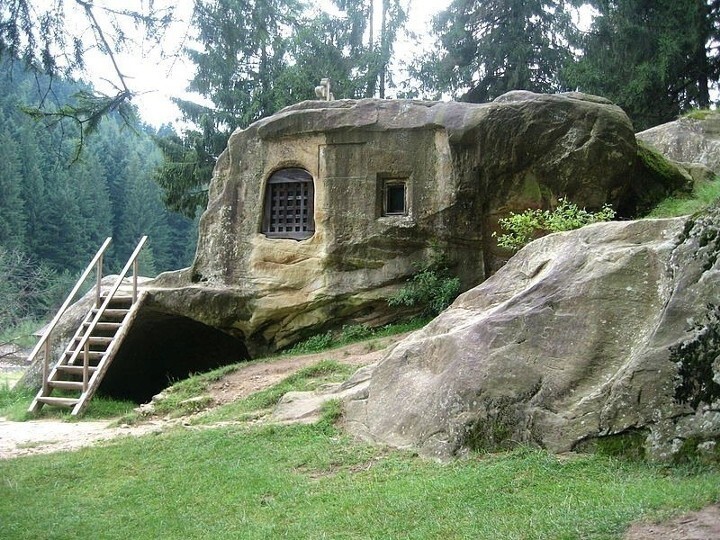 Врезанное в камень жилище в Буковине  