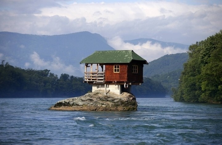 Шаткий дом на реке в Сербии   