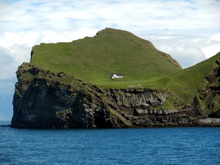 Изолированный дом на острове Элидэй, Исландия  