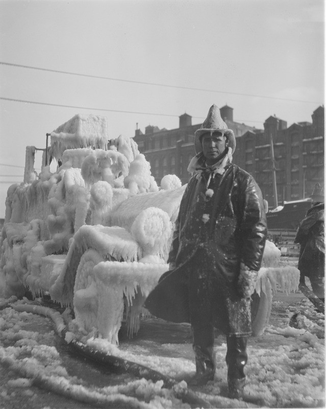 Ледяные фигуры после тушения пожара