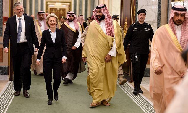 Министр обороны Германии отказалась надеть хиджаб в Саудовской Аравии