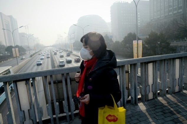 Китай закрывает заводы и прекращает строительство дорог из-за страшного смога
