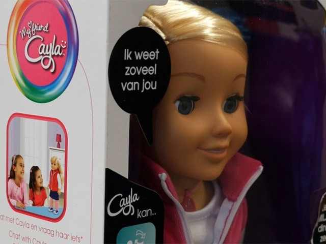 Скандал: "умные" куклы следят за детьми
